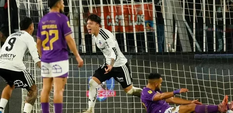 Colo Colo oyunçusu qol vurub sevinir