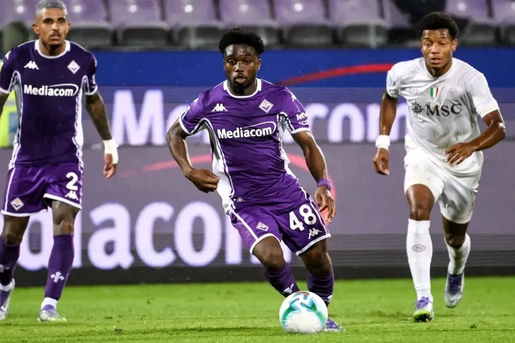 Fiorentina player dribbling the ball during match