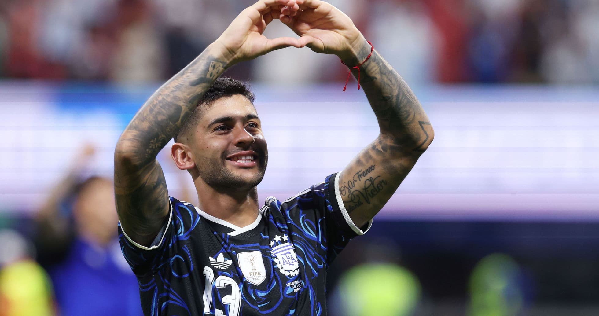 Futbolçu sevgi işarəsi edərək qələbəni qeyd edir