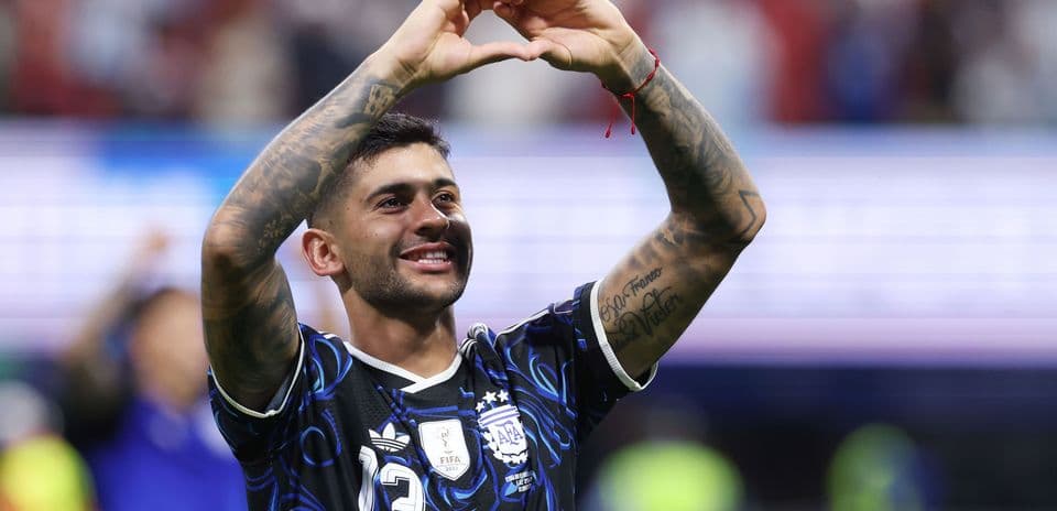 Futbolçu sevgi işarəsi edərək qələbəni qeyd edir