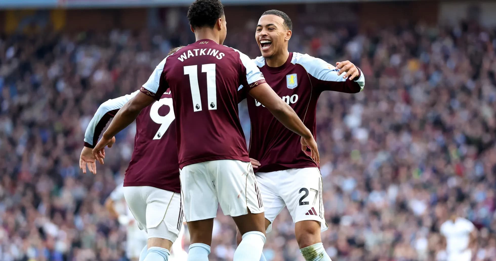 Aston Villa oyunçuları sevinir