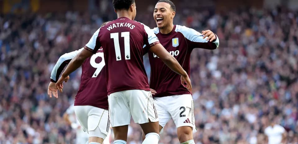 Aston Villa oyunçuları sevinir