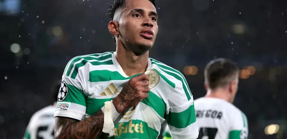 Futbolçu qələbə sevincini yaşayır, Celtic formasıda