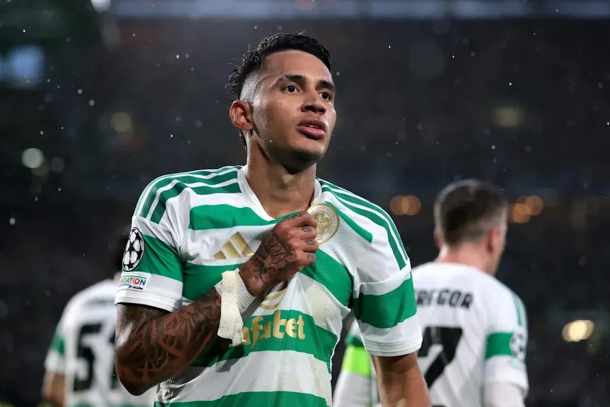 Futbolçu qələbə sevincini yaşayır, Celtic formasıda