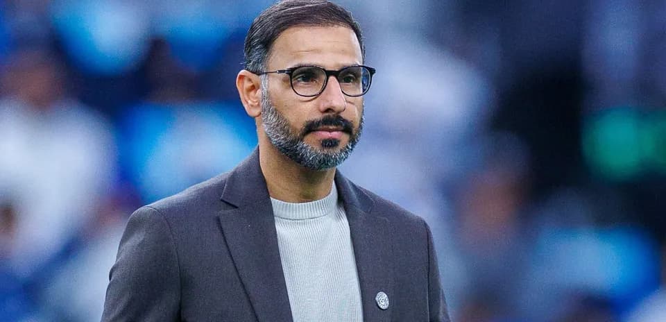 Baş məşqçi oyun zamanı stadionda durur