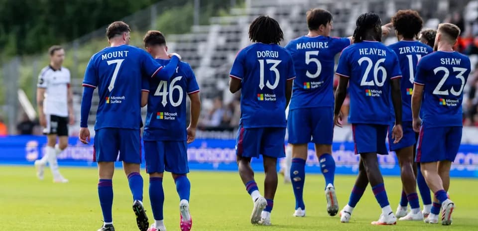 Futbolçular topa yaxınlaşır, komanda birlikdədir