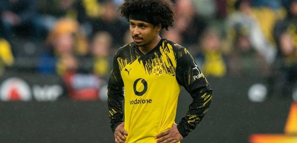 Futbolçu Dortmund formasında meydana durur