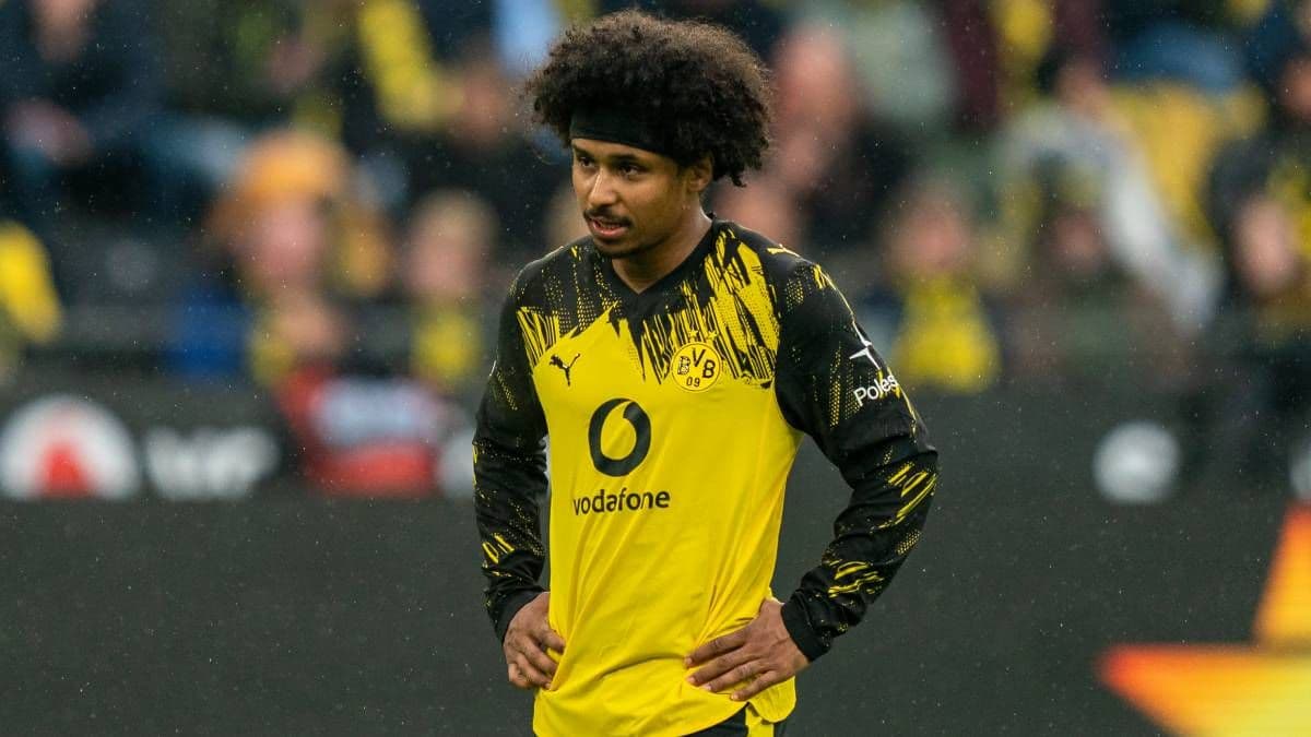 Futbolçu Dortmund formasında meydana durur