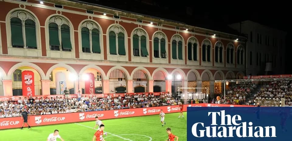 Futbol oyunu Coca-Cola Cup stadionunda keçirilir