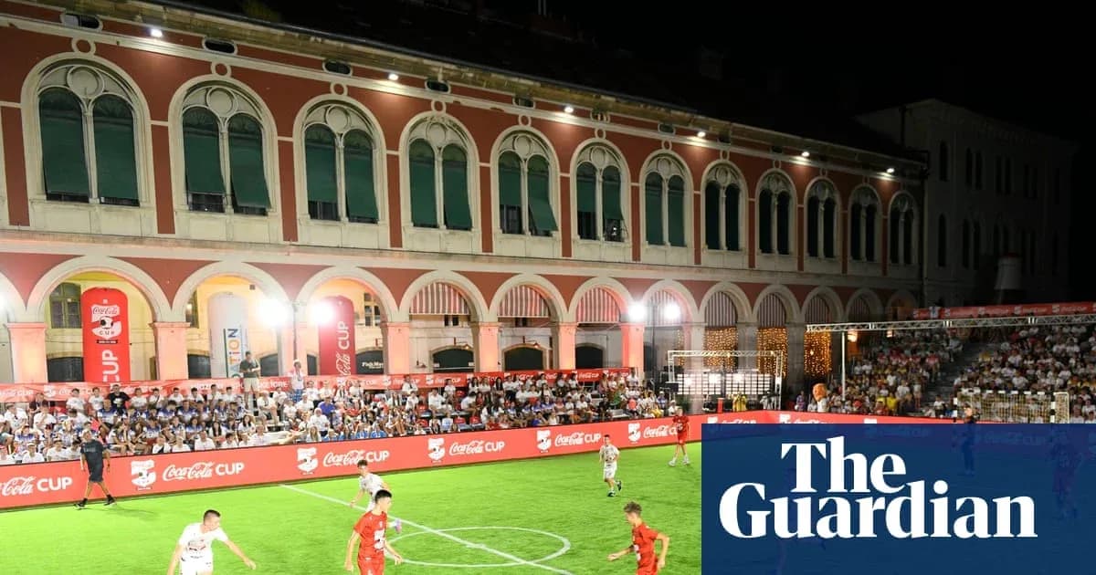 Futbol oyunu Coca-Cola Cup stadionunda keçirilir