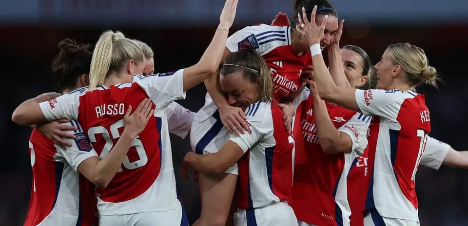 Arsenal W futbolçuları qələbəni qeyd edir