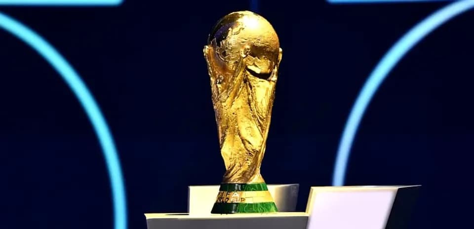 FIFA Dünya Kupası trofesi stenddə