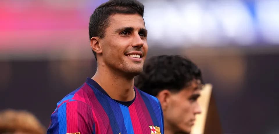 Futbolçu Barcelona formasında gülümseyir