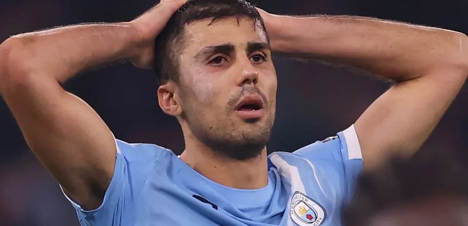 Futbolçunun başını tutaraq narahat görünməsi