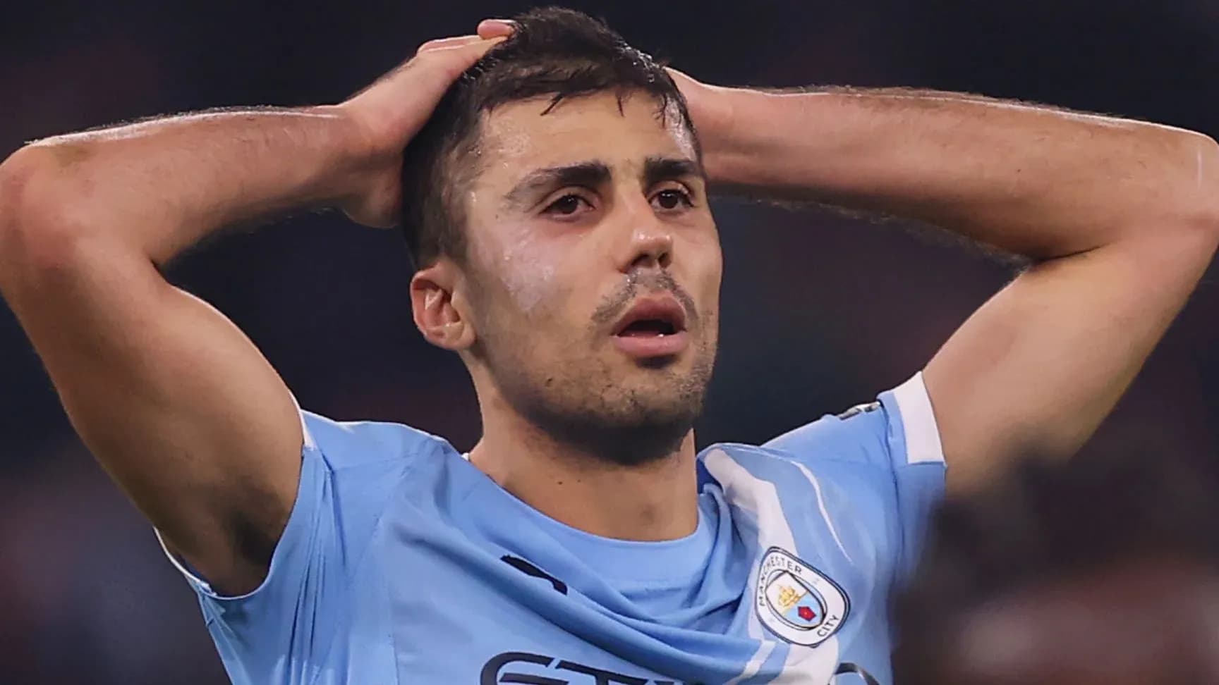 Futbolçunun başını tutaraq narahat görünməsi