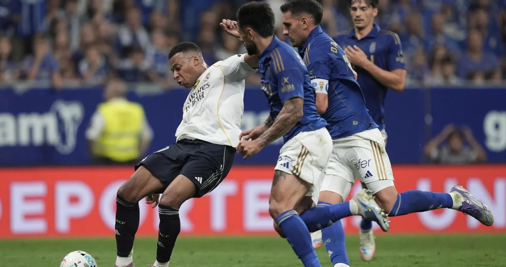 Real Madrid oyunçusu topa müdaxilə edir