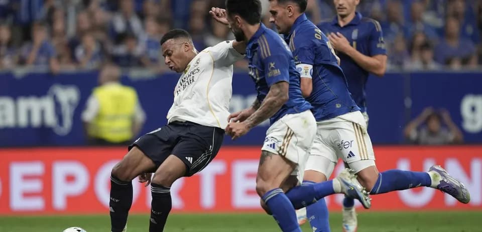 Real Madrid oyunçusu topa müdaxilə edir