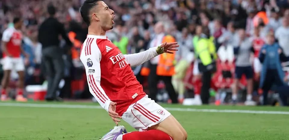 Futbolçu qol vurduqdan sonra sevinir