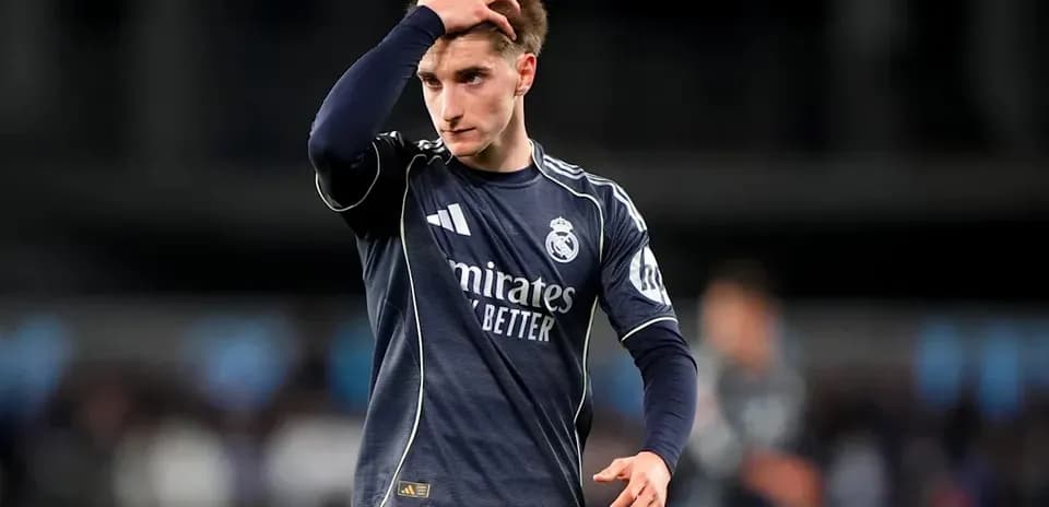 Futbolçu Real Madrid formasında meydanda yürüyür