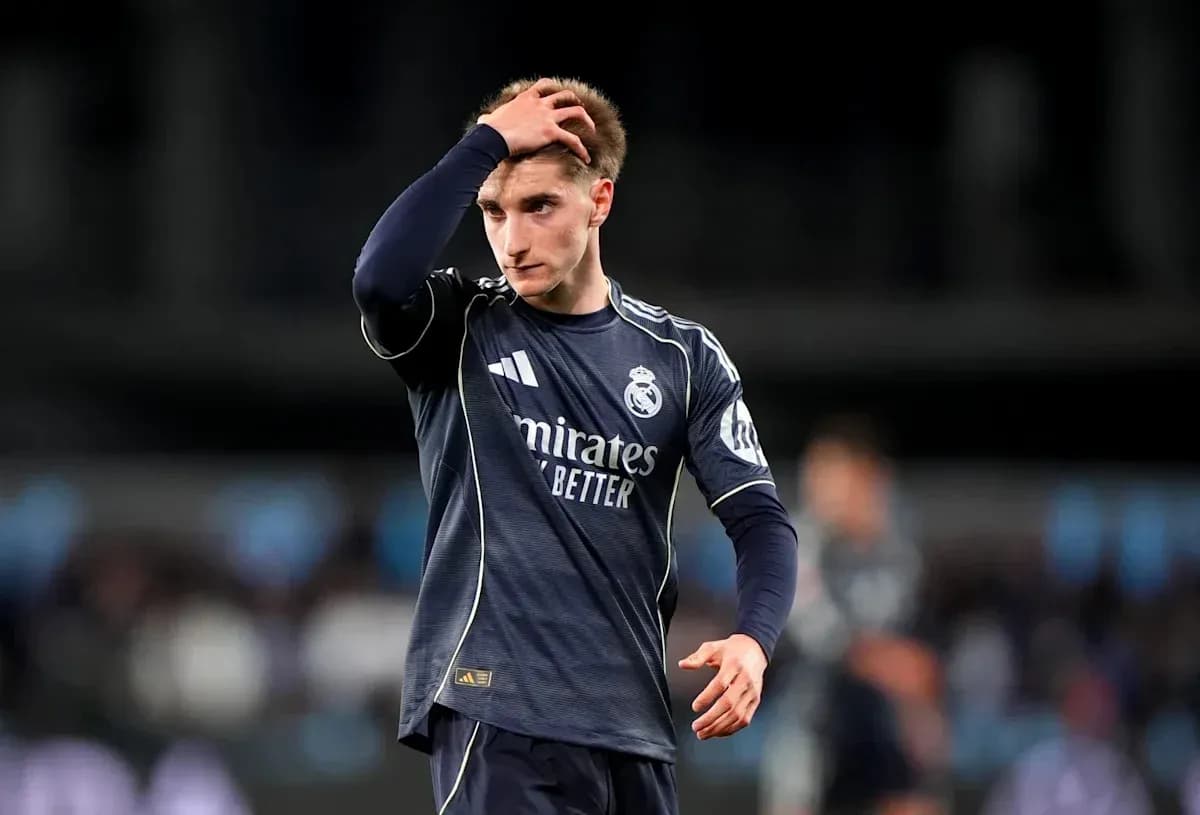 Futbolçu Real Madrid formasında meydanda yürüyür