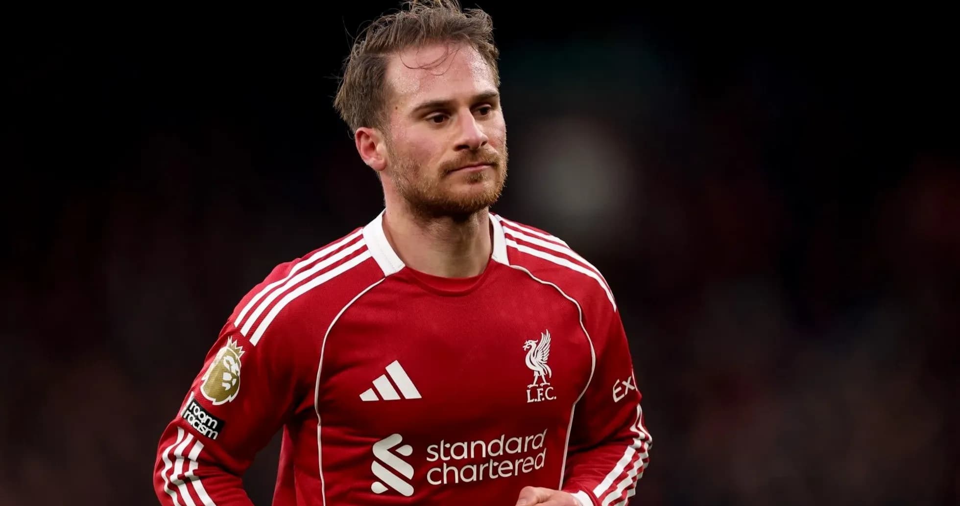 Futbolçu Liverpool formasında meydançada yürüyür