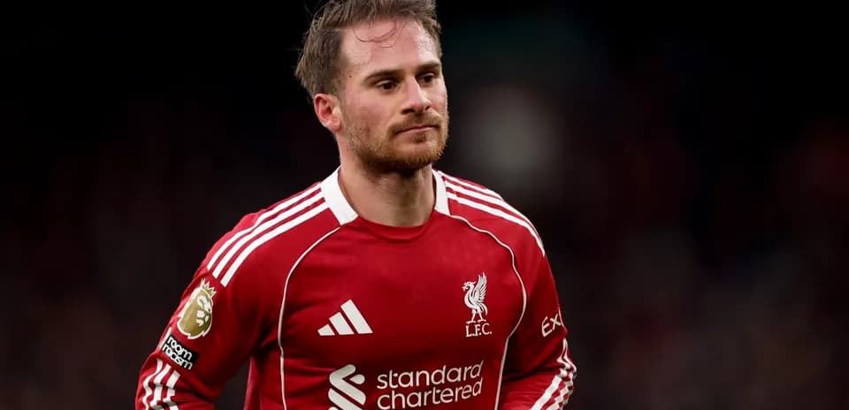 Futbolçu Liverpool formasında meydançada yürüyür