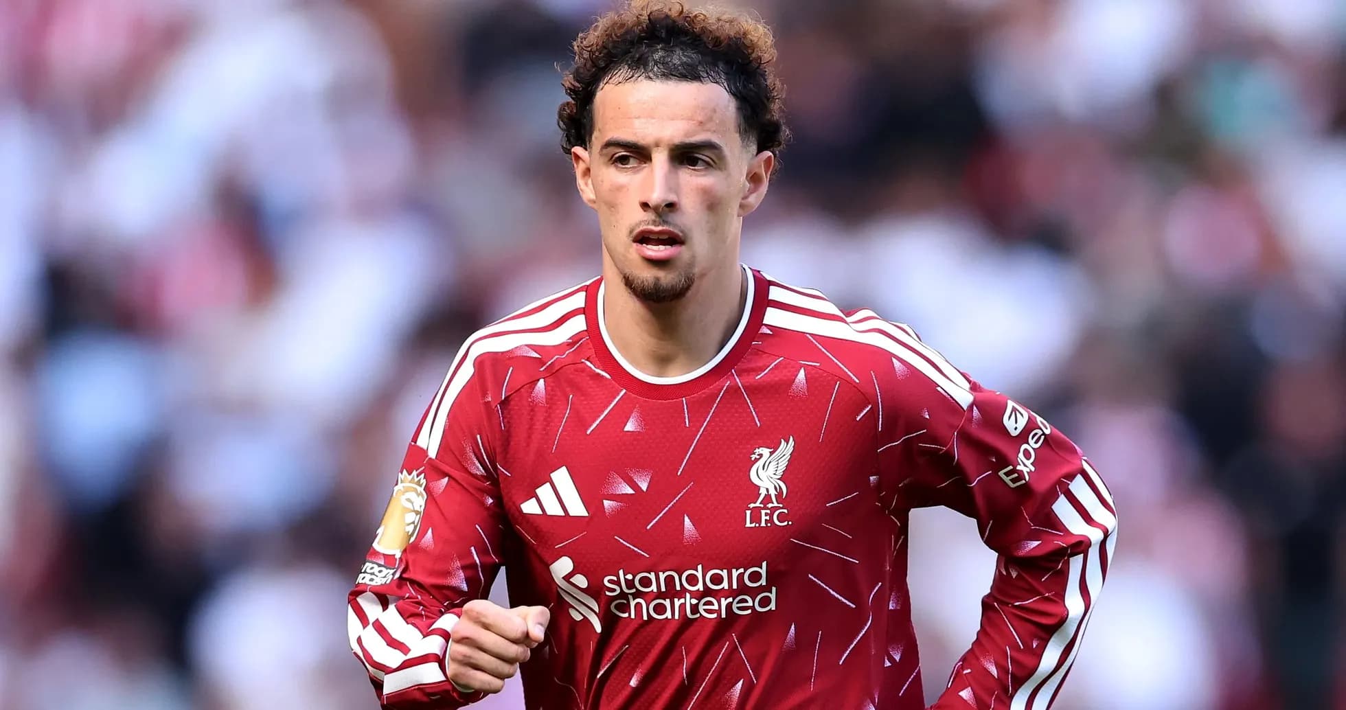 Oyunçu Liverpool formasında meydançada qaçır