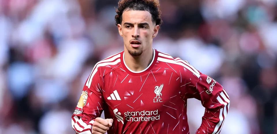 Oyunçu Liverpool formasında meydançada qaçır