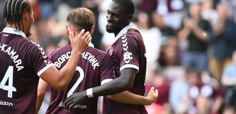 Hearts futbolçuları bir-birinə dəstək olur