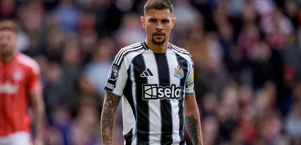 Futbolçu Newcastle formasında meydanda dayanır