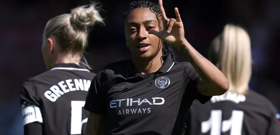 Futbolçu işarə edərək komanda yoldaşına baxır