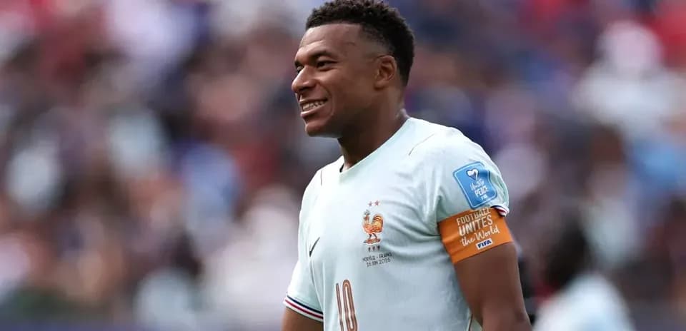 Futbolçu 10 nömrəli forma ilə meydanda gülür