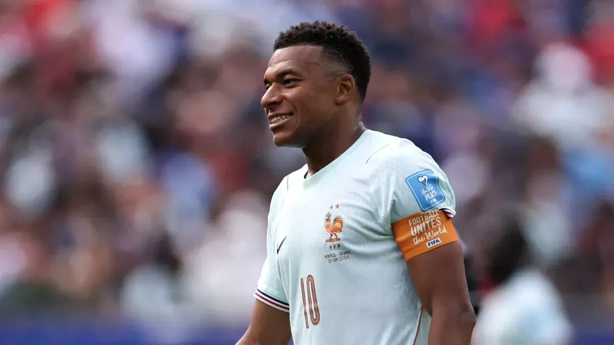 Futbolçu 10 nömrəli forma ilə meydanda gülür