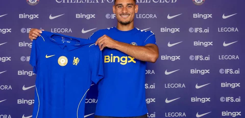 Yeni Chelsea futbol formasını tutan oyunçu