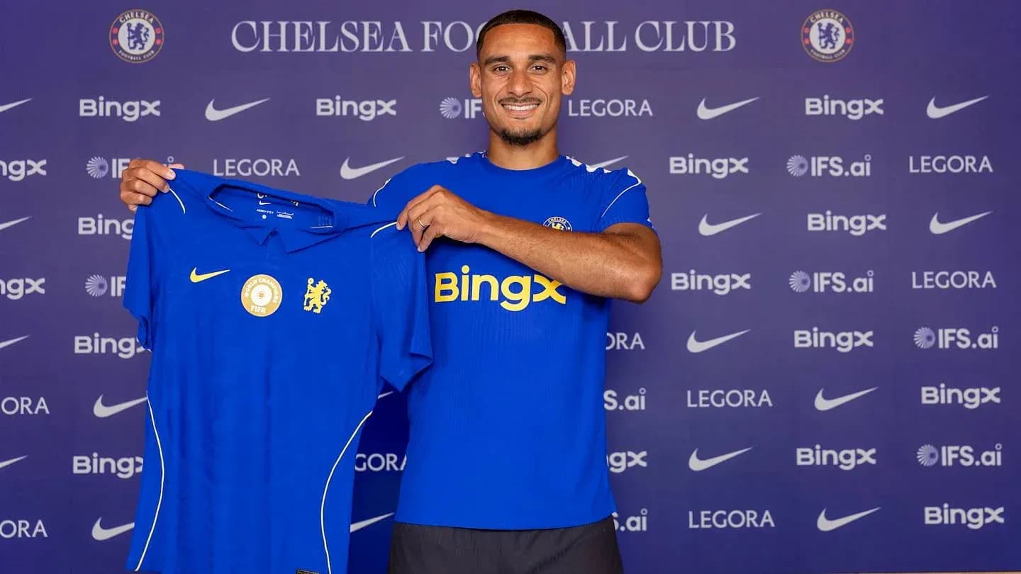 Yeni Chelsea futbol formasını tutan oyunçu