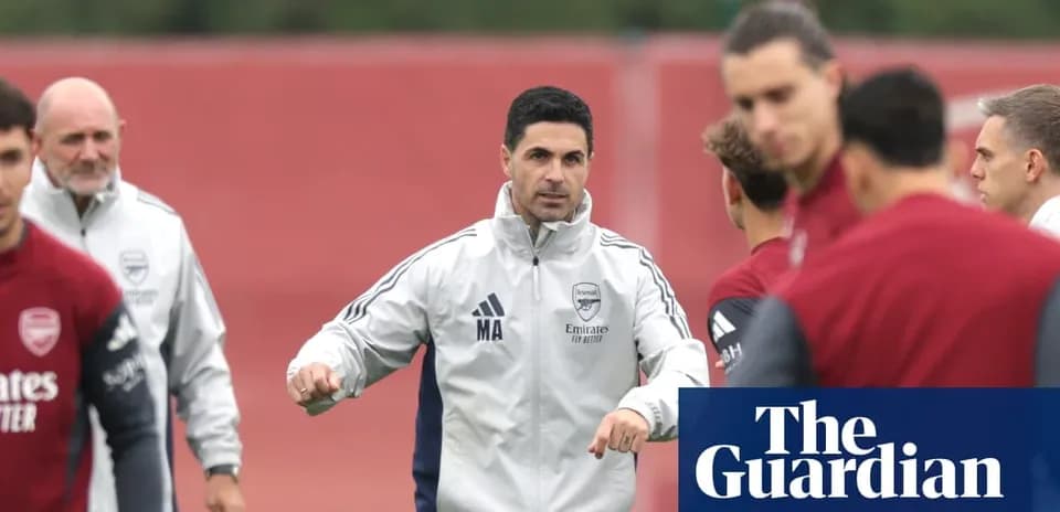 Arsenal manager instructing players during training session