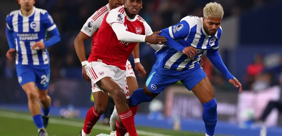 Brighton və Arsenal futbolçuları top üçün mübarizə aparır
