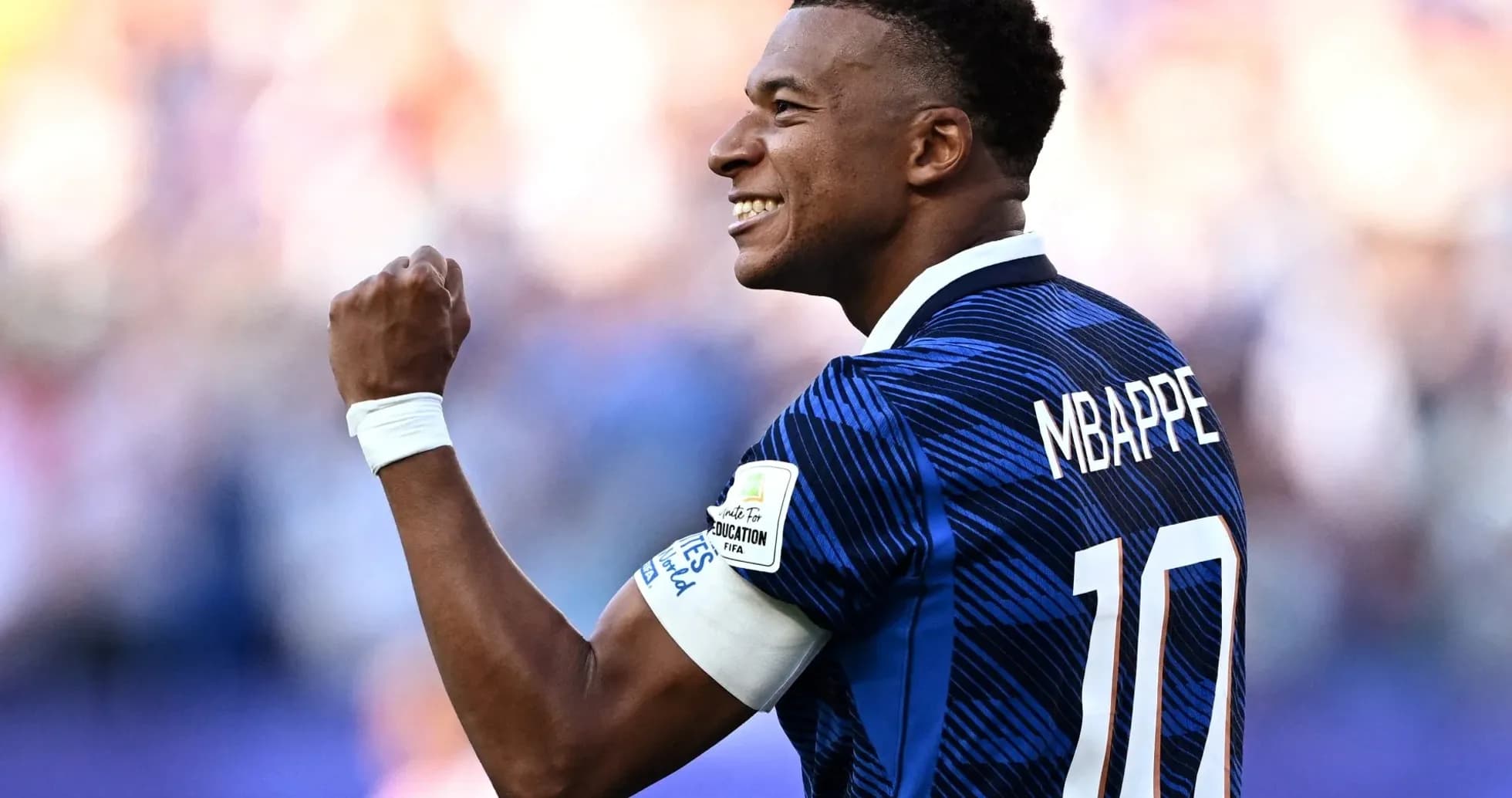 Futbolçu Mbappe qol sevinci yaşayır