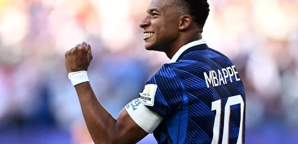 Futbolçu Mbappe qol sevinci yaşayır