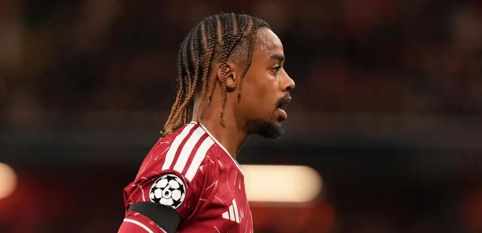Futbolçu oyun zamanı yan profile çəkilmiş