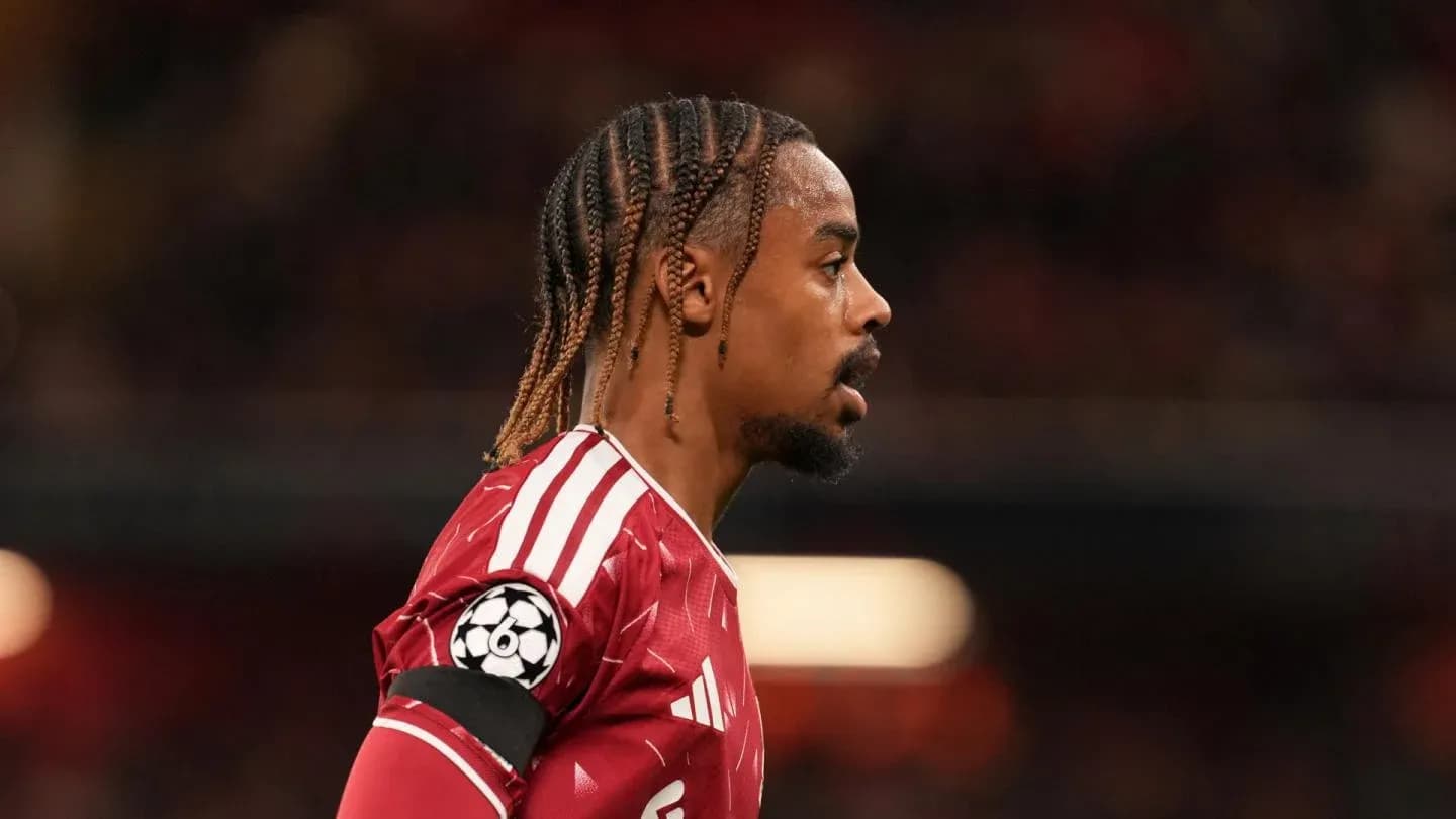 Futbolçu oyun zamanı yan profile çəkilmiş