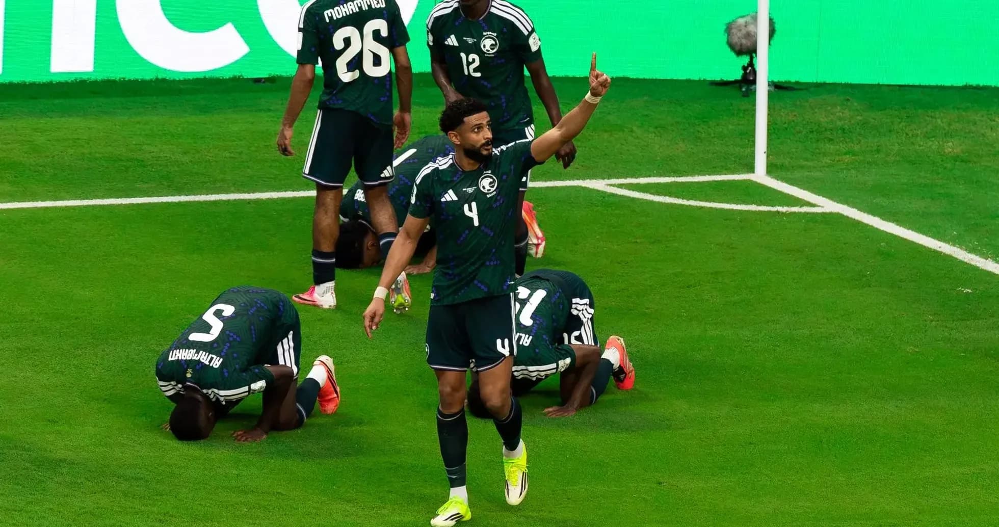 Səudiyyə Ərəbistanı futbolçuları sevinir