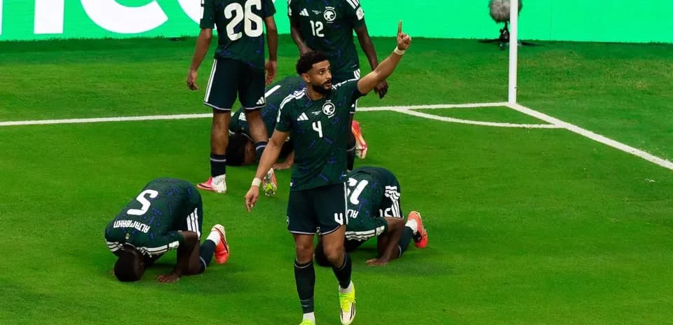 Səudiyyə Ərəbistanı futbolçuları sevinir
