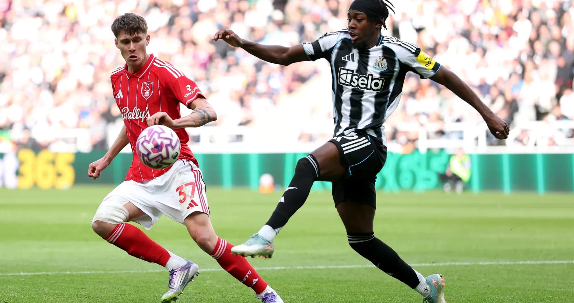 Nottingham Forest və Newcastle oyunçuları top üçün mübarizə aparır