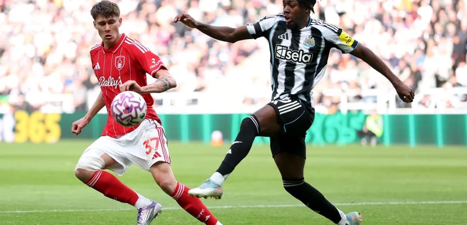 Nottingham Forest və Newcastle oyunçuları top üçün mübarizə aparır