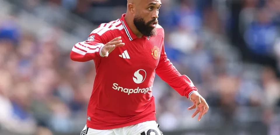 Manchester United oyunçusu topu idarə edir
