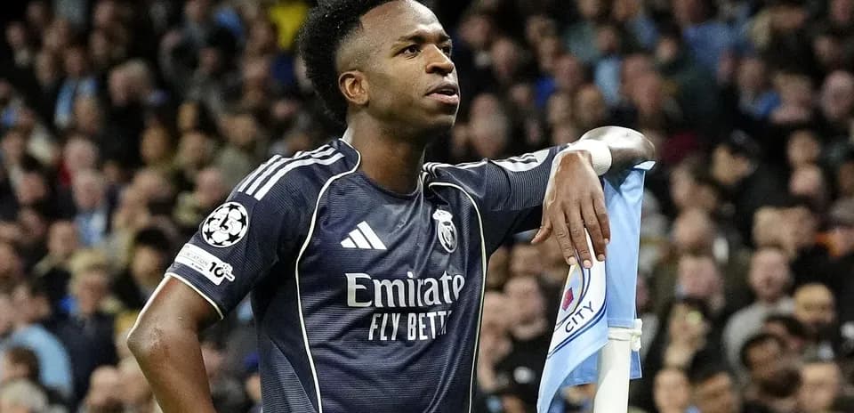 Vinícius Júnior posing near corner flag during match