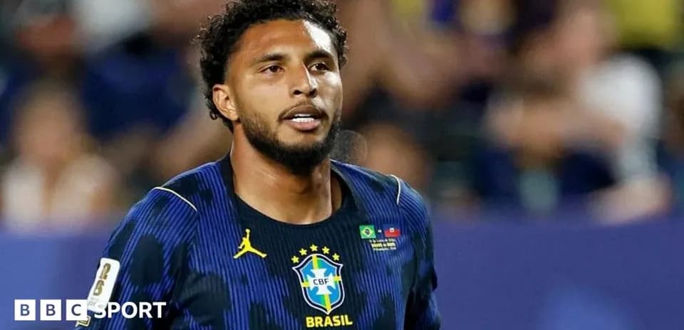 Braziliyalı futbolçu oyun zamanı sahədə