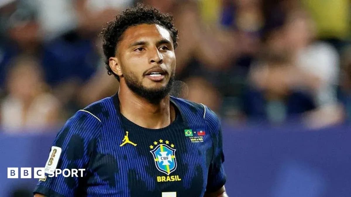 Braziliyalı futbolçu oyun zamanı sahədə