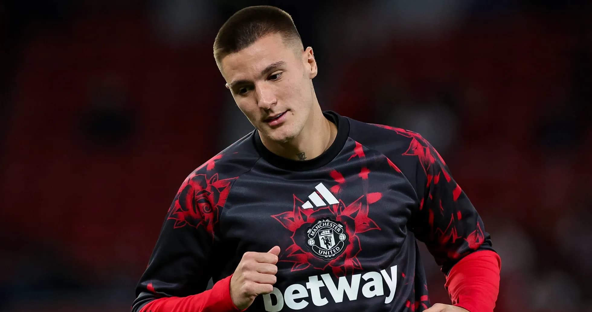 Futbolçu Manchester United formanı geyinib məşq edir